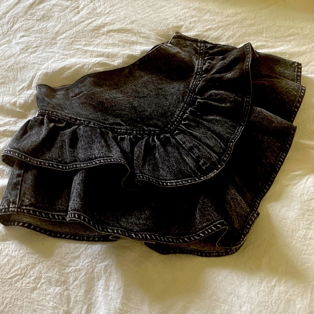 Brand new. Never worn. Only tried on. It’s from VICI. Ruffle skort.